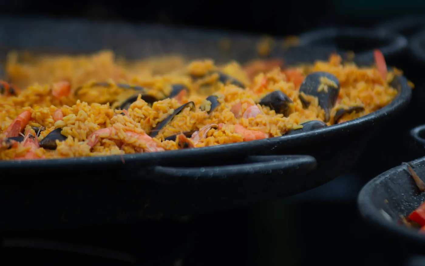 Grote pa&euml;llapan met saffraanrijst, scampi en mosselen